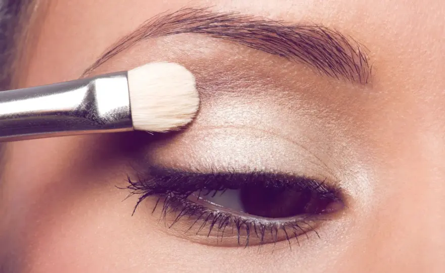 Schlupflider schminken - So geht Augen-Make-up wirklich!