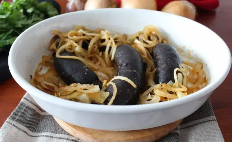 Pieczona kaszanka z piekarnika - jak upiec ją soczystą?