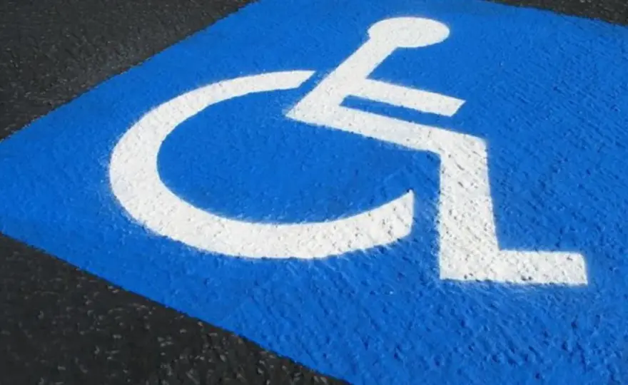 Parking dla niepełnosprawnych - kiedy jest darmowy, a kiedy płatny?