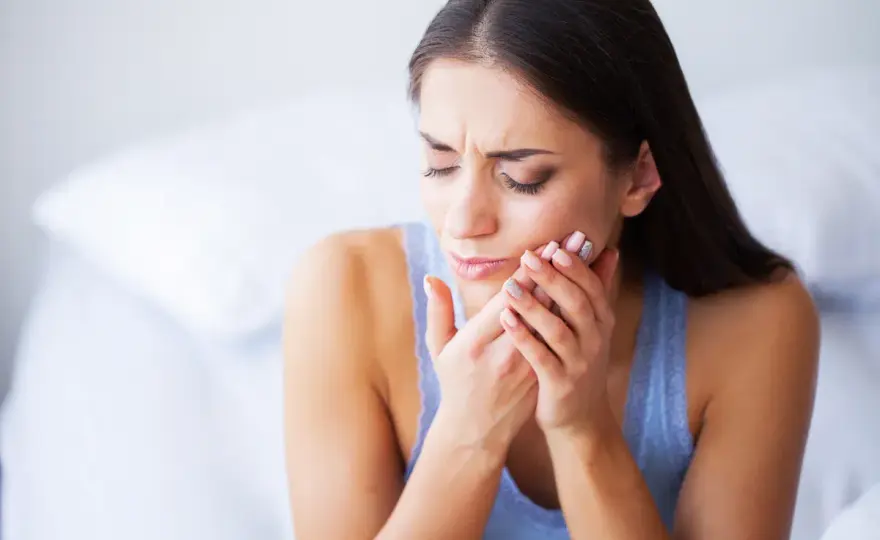 Ból dziąseł pod protezą: Domowe sposoby, apteka i kiedy do dentysty