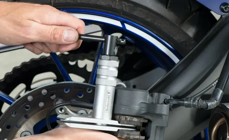 Wymiana klocków hamulcowych w motocyklu krok po kroku