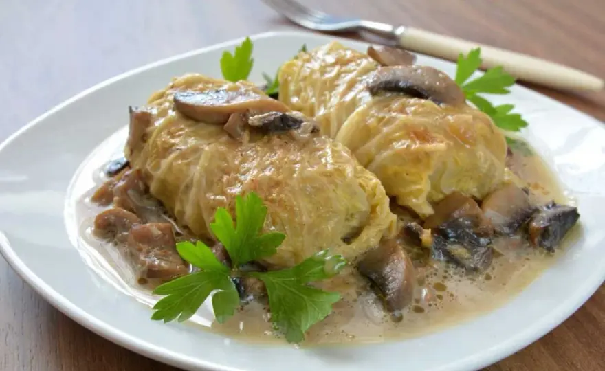 Gołąbki z kaszą gryczaną i pieczarkami - przepis idealny!