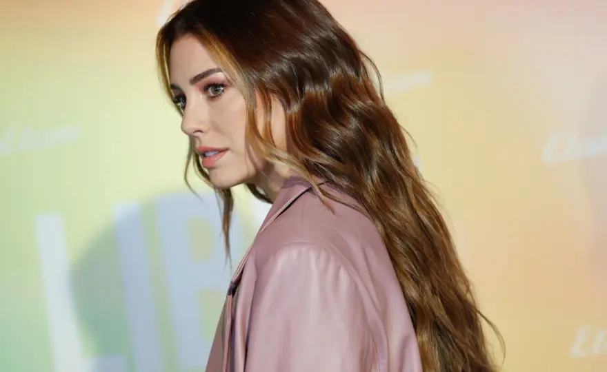 Color de pelo avellana con reflejos que sí favorece