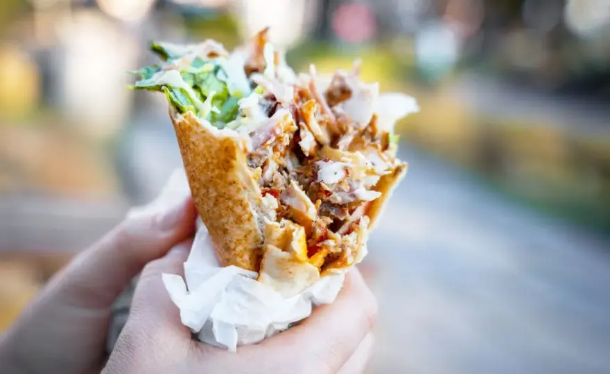 Duży Kebab w Tortilli: Ile Ma Kalorii? Sprawdź Fakty!