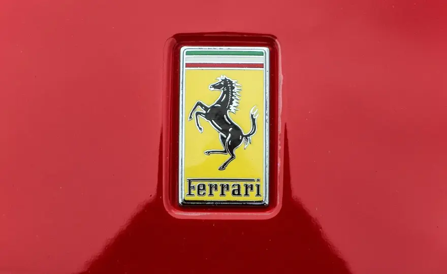 Jaki znaczek ma Ferrari? Odkryj jego znaczenie i historię logo