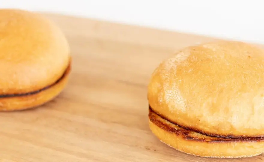 Jak podgrzać bułki do hamburgerów w piekarniku - Sposób na miękkość