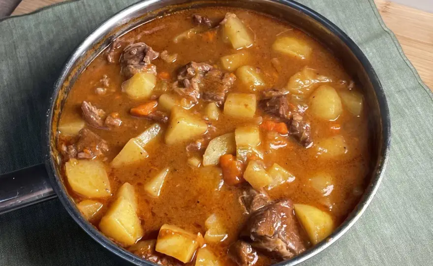 Spezzatino con patate perfetto - Ricetta della nonna per un piatto tenero