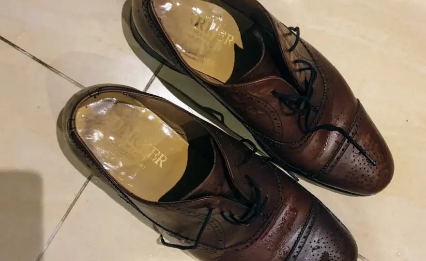 Jak wysuszyć skórzane buty, aby uniknąć ich uszkodzenia i deformacji