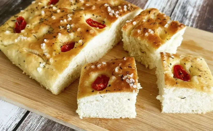 Focaccia idealna - przepis na miękkie wnętrze i chrupiący spód