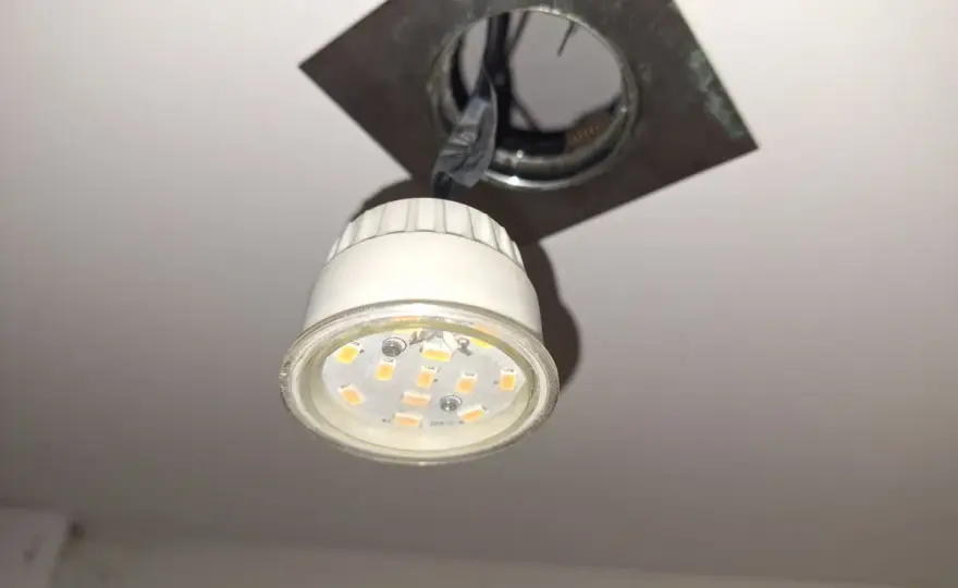 Wymiana żarówki GU10 LED - porady, jak zrobić to dobrze