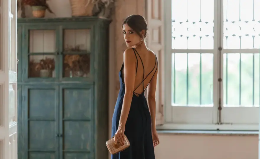 Vestido azul marino en boda - Cómo combinarlo y acertar