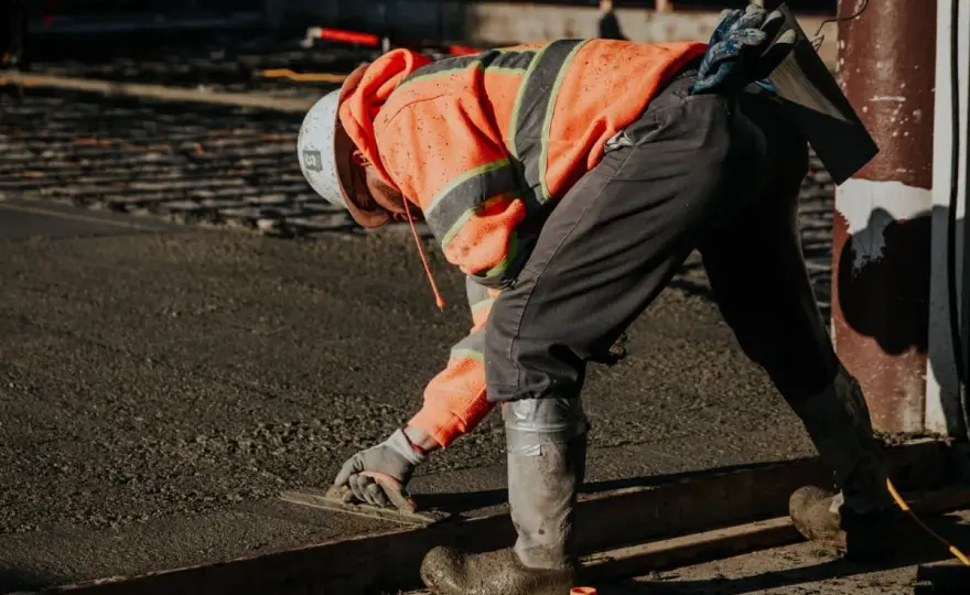 Ile worków wylewki na 1m²? Sprawdź prosty wzór i obliczenia