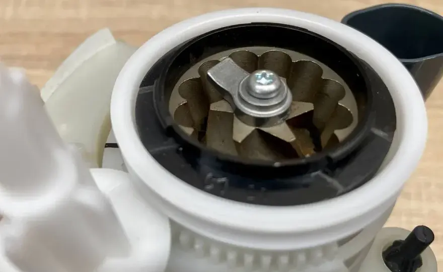 Jak wyczyścić młynek do kawy w ekspresie DeLonghi i uniknąć problemów