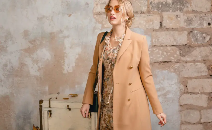 Kolor camel - Sekrety ponadczasowej elegancji w stylizacjach