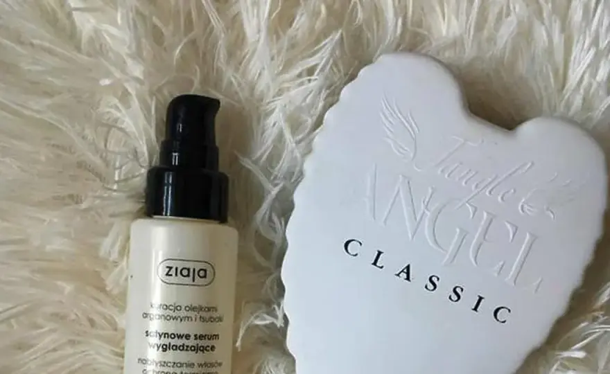 Ziaja satynowe serum wygładzające w Rossmann – sekrety gładkich włosów