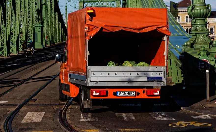 Ile płaci spedycja za km busem? Realne stawki i zyski 3.5t