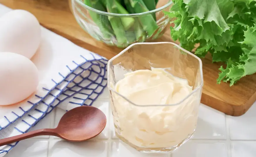 Maionese con uova sode, la crema facile per panini e verdure