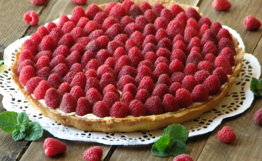 Tarta malinowa - Jak zrobić idealną? Sprawdź triki!