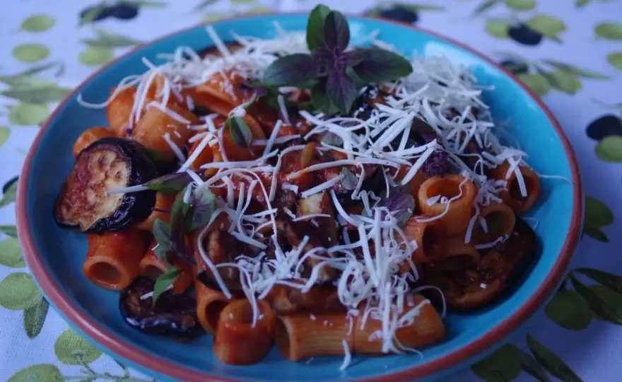 Pasta alla norma z bakłażanem - prosty przepis i wskazówki