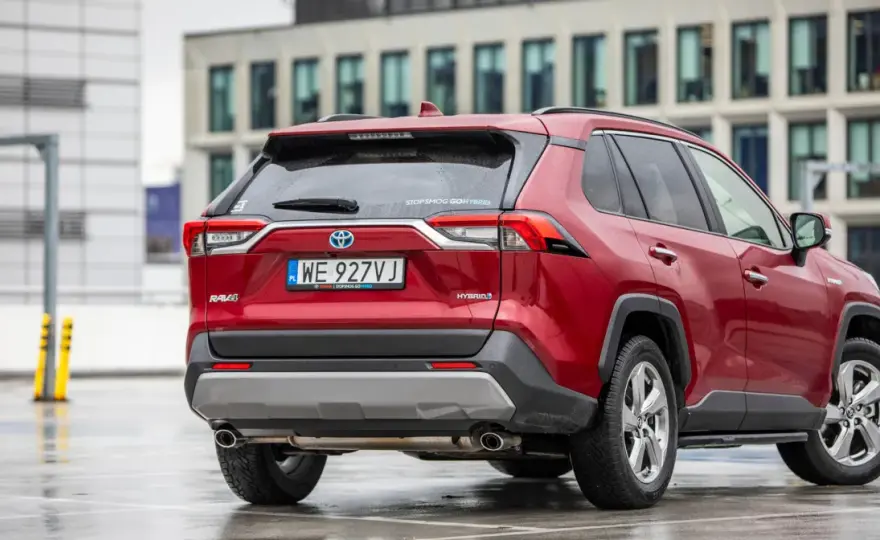 Używana RAV4 z salonu - czy to się opłaca? Sprawdź!