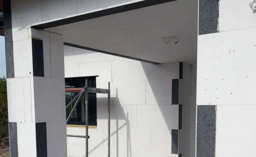 Kamienna elewacja na styropianie - co działa, a co ryzykuje?
