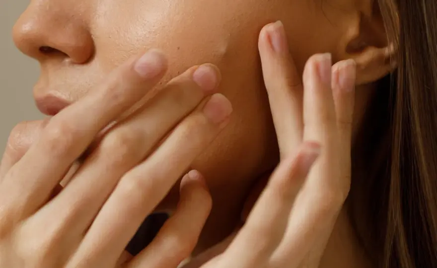 Bouton sur le visage - que faire sans agresser sa peau ?