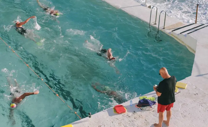 Trening pływacki dla początkujących - Zacznij pływać dobrze!