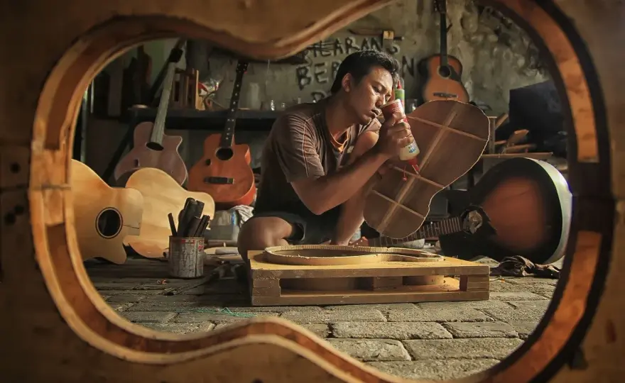 Gitara z długim gryfem: basowa, barytonowa czy inna?