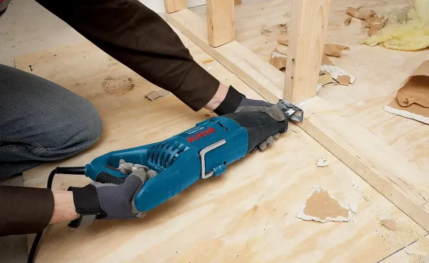 Scie sabre en rénovation - Quand l'utiliser et comment bien choisir ?