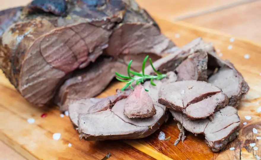 Rehbraten im Ofen - Perfekt saftig mit Kerntemperatur & Sauce