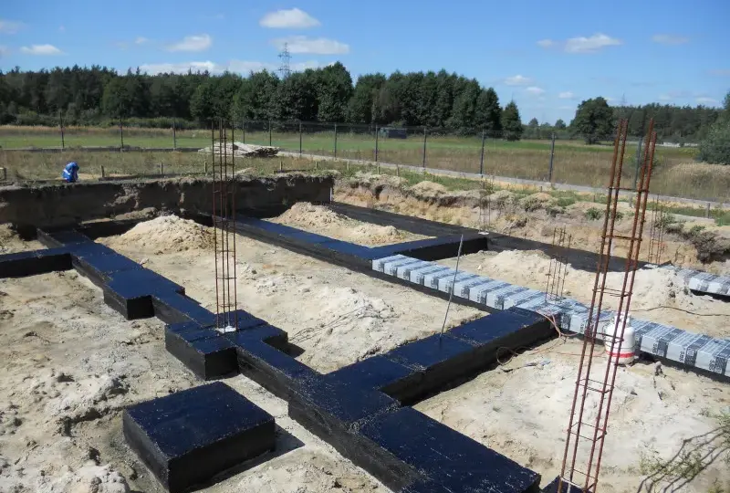 Jak zabezpieczyć fundamenty na zimę, aby uniknąć kosztownych uszkodzeń