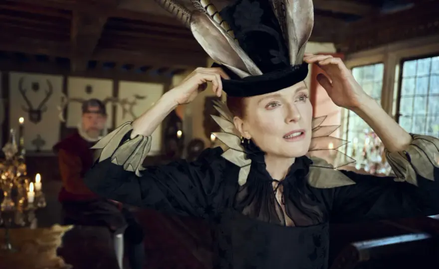Julianne Moore w seksownym i krwawym kostiumie. Mroczna recenzja miniserialu Mary & George