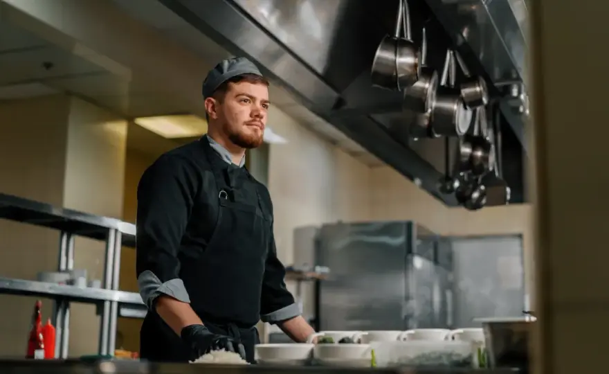 Kucharz - praca, zarobki i kariera w Polsce - Czy warto?