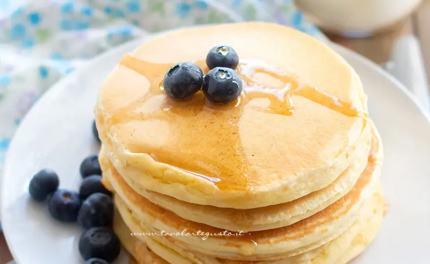 Pancake con albumi morbidi in 15 minuti - ricetta e trucchi