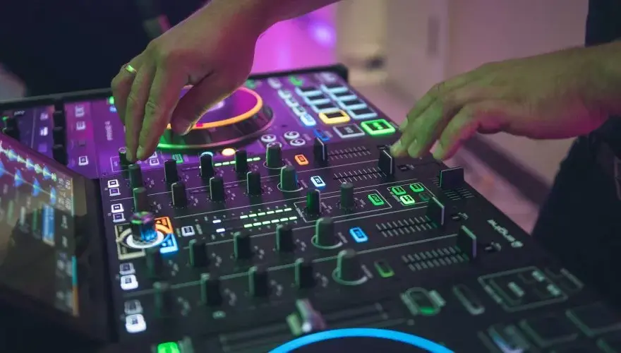 Ile kosztuje DJ na 40 urodziny? Ceny, porady, jak nie przepłacić!