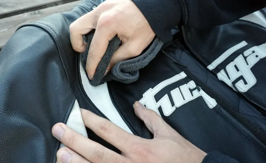 Cómo lavar chaqueta de moto: textil o cuero sin estropearla