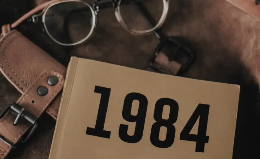 Kto jest autorem książki Rok 1984? Poznaj George'a Orwella i jego dzieło