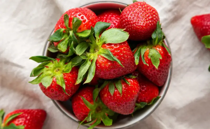 Ile kalorii mają truskawki? Zaskakująco niski wynik w 1 kg owoców!