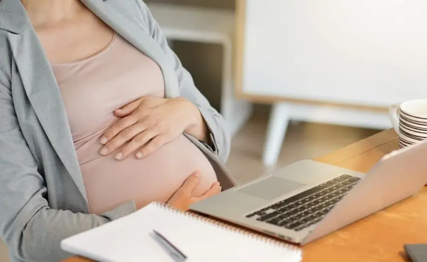 Ciężarna na umowie zlecenie: ochrona, prawa i świadczenia ZUS