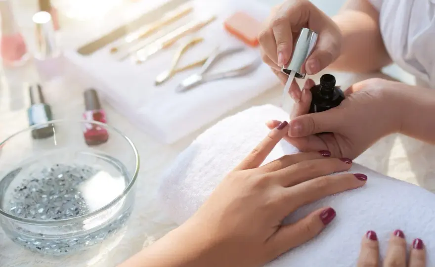 Manicure tytanowy krok po kroku - Jak zrobić i czego unikać?