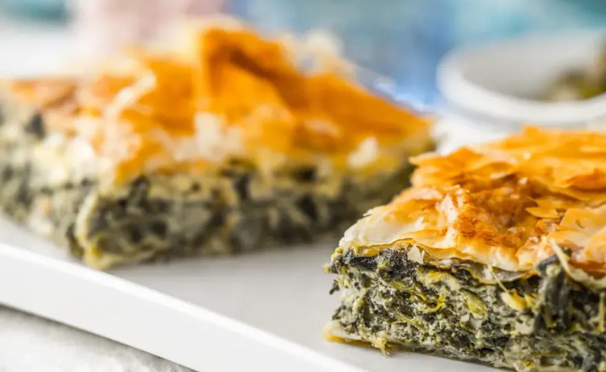 Spanakopita - jak upiec chrupiące greckie ciasto ze szpinakiem i fetą?