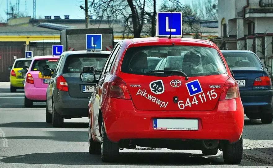Ile zarabia instruktor jazdy? Prawda o zarobkach i jak je podnieść