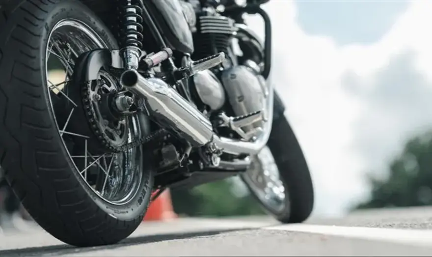 Ciśnienie w oponach motocykla: klucz do bezpiecznej jazdy