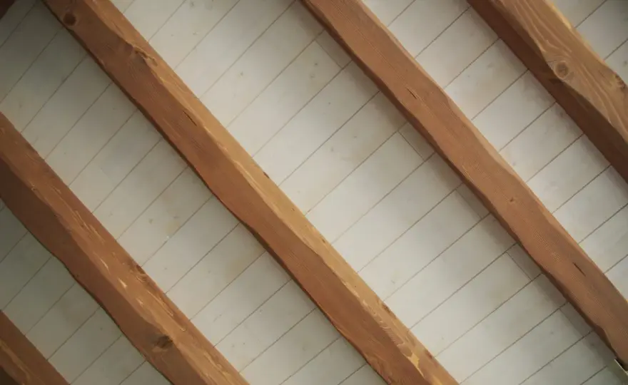 Lambris bois - Pose mur et plafond : le guide pour un rendu pro