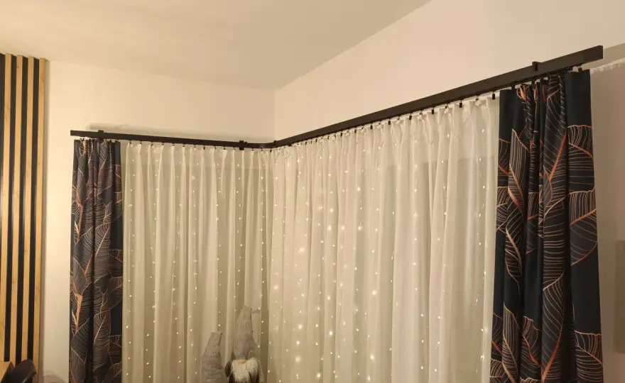 Czarny karnisz apartamentowy: wybór, montaż i inspiracje