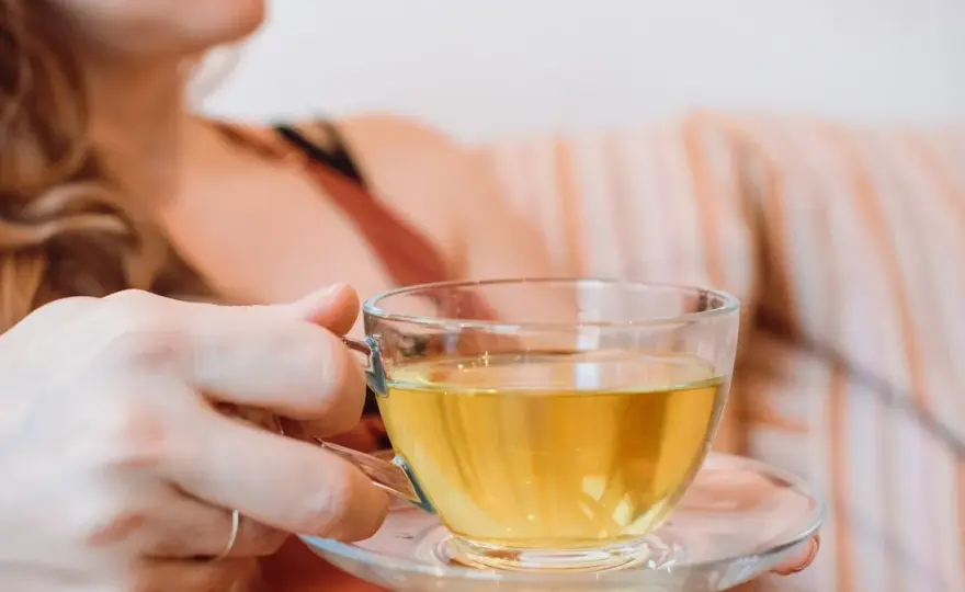 Najskuteczniejsze herbaty na trądzik - naturalne sposoby na piękną cerę