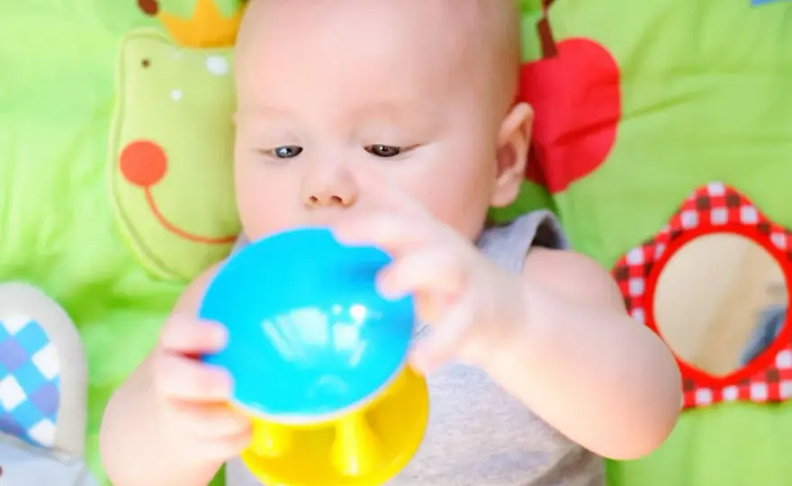 Co dla 2 miesięcznego dziecka? Kluczowe wskazówki dla rodziców.