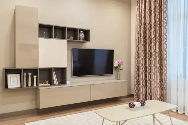 Jak schować kable od telewizora za szafką RTV?