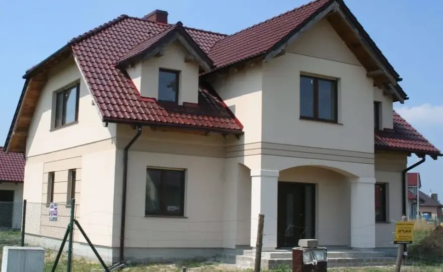 Jaka elewacja do kasztanowego dachu: 5 sprawdzonych kompozycji kolorów