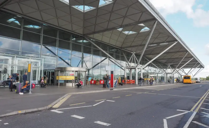 Jak dojechać z lotniska Stansted do Londynu – najlepsze opcje transportu